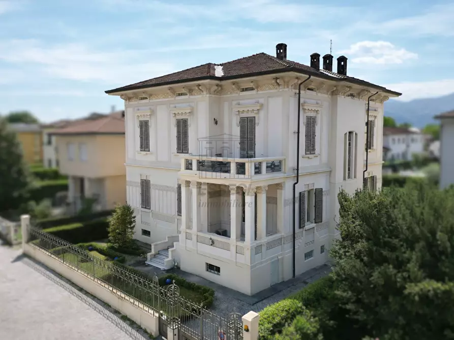 Immagine 1 di Villa in vendita  a Lucca