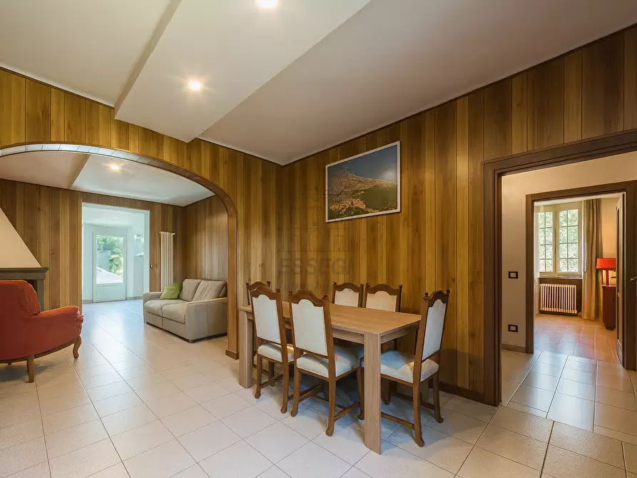 Immagine 1 di Villa in vendita  in Via delle Scuole 38 a Lucca