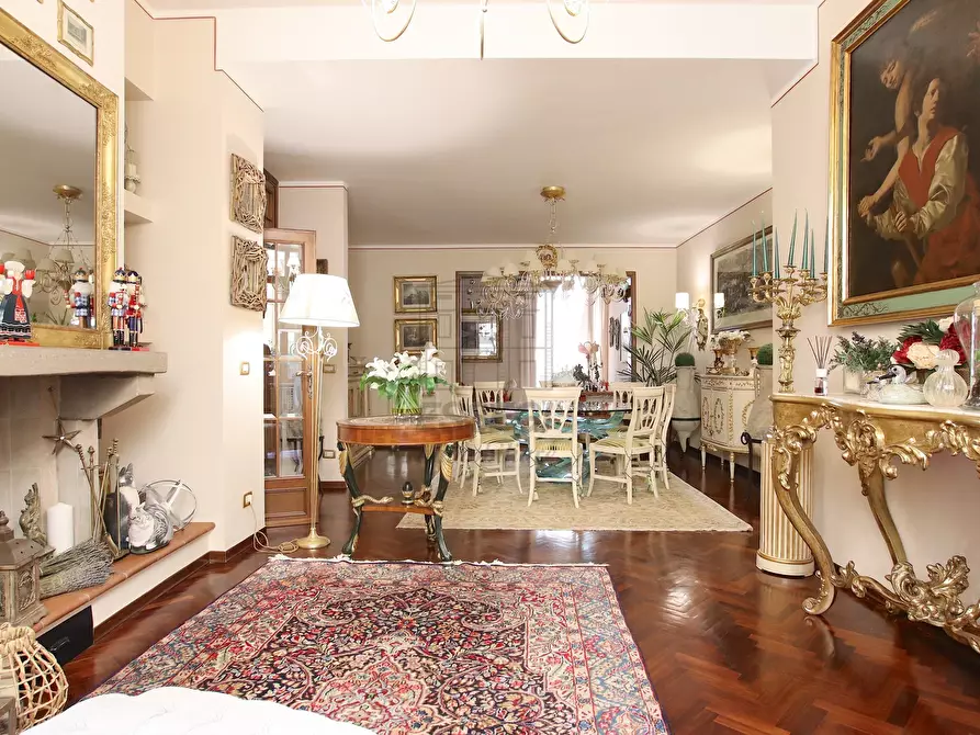 Immagine 3 di Appartamento in vendita  in Piazza San Michele 10 a Lucca