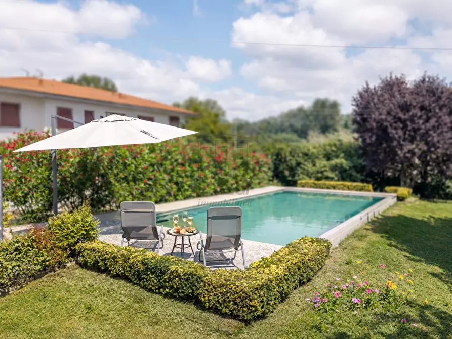 Immagine 1 di Villa in vendita  in Via dei Pellegrini a Lucca