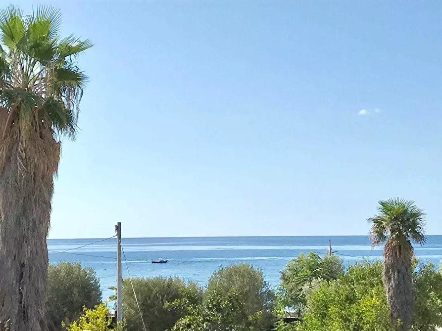 Immagine 9 di Trilocale in affitto  in Corso Umberto I a Bova Marina