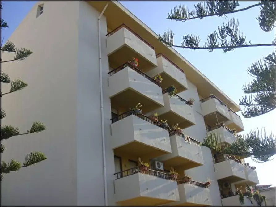 Immagine 2 di Quadrilocale in vendita  in Viale Aldo Moro 4 a Bova Marina