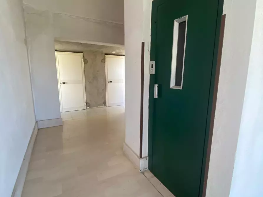 Immagine 3 di Pentalocale in vendita  in Viale Aldo Moro 15 a Bova Marina