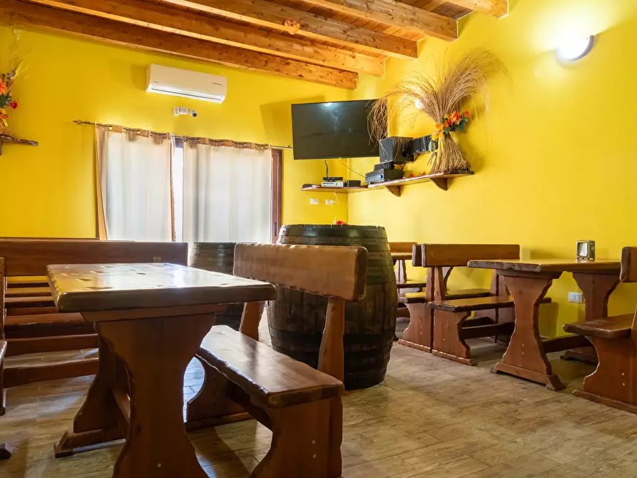 Immagine 6 di Locale commerciale in affitto  a Uta