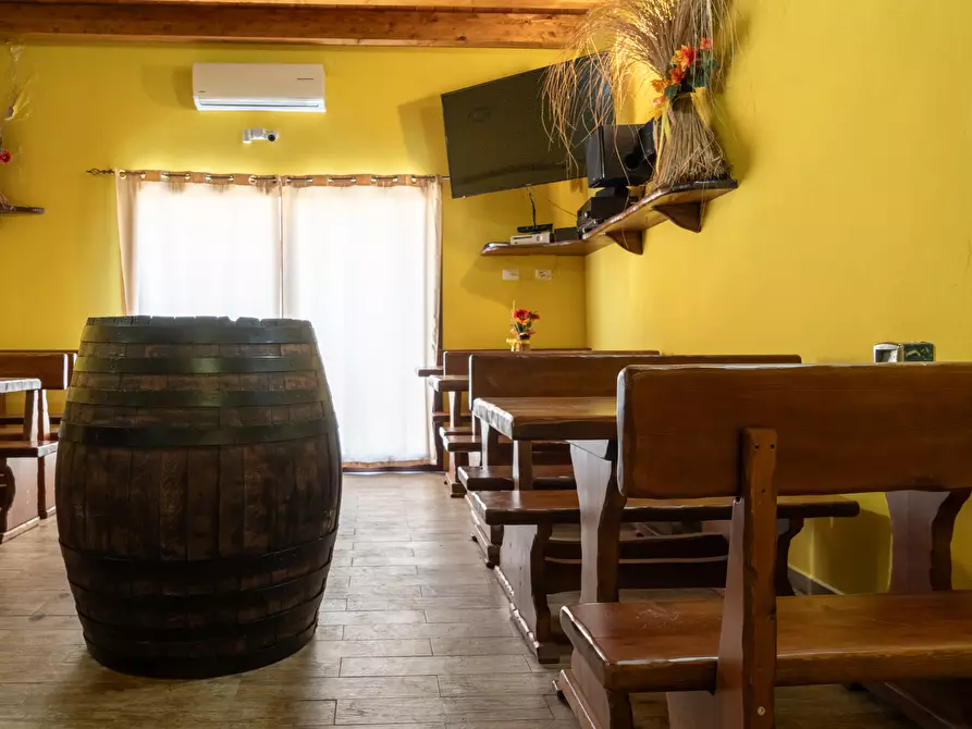 Immagine 7 di Locale commerciale in affitto  a Uta