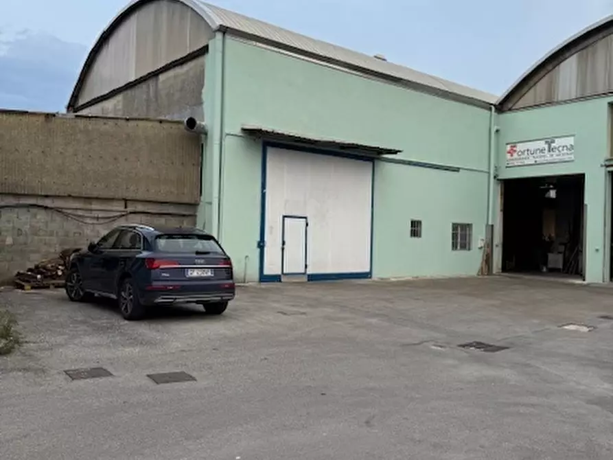 Immagine 13 di Capannone industriale in affitto  in Via degli Oliveti a Massa