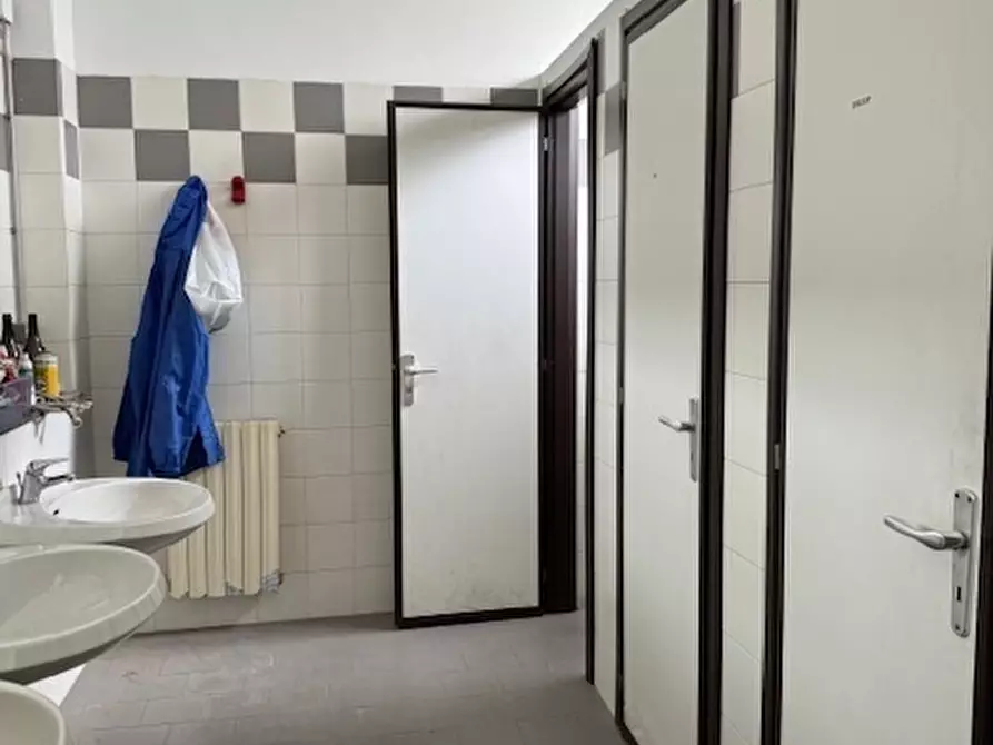 Immagine 2 di Capannone industriale in affitto  in Strada Statale 1 a Massa