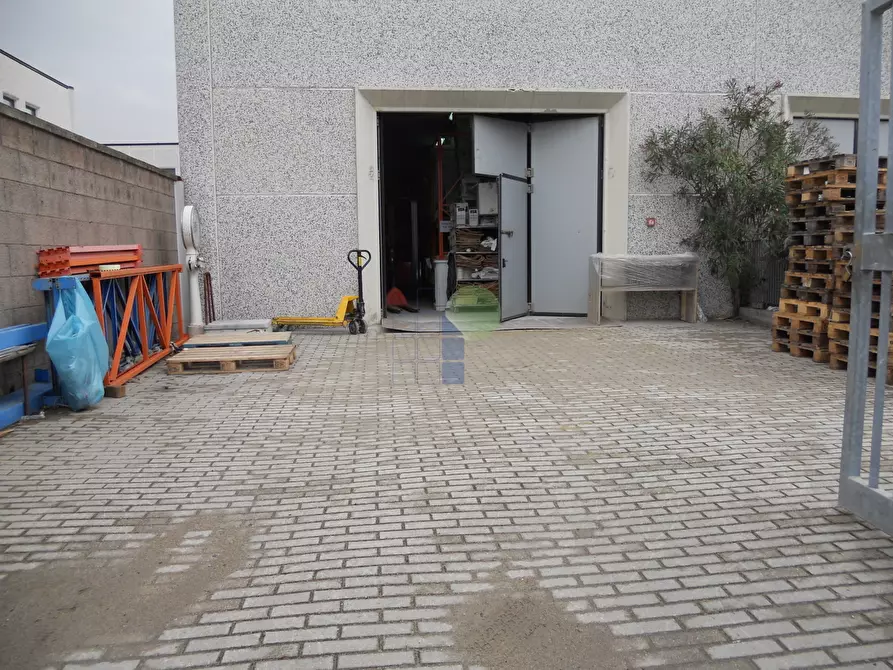 Immagine 1 di Attività artigianale in vendita  in Via Guarini a Livorno