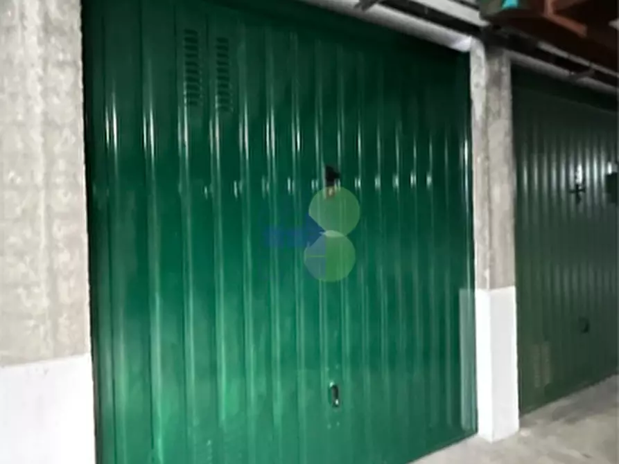 Immagine 1 di Garage in vendita  in Piazza Attias 21 a Livorno