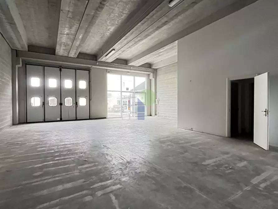 Immagine 4 di Attività artigianale in affitto  in Via Cimarosa 111 a Livorno