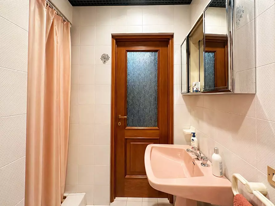 Immagine 26 di Villa in vendita  in Via Varallo Pombia 2 a Castelletto Sopra Ticino
