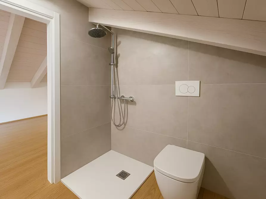 Immagine 33 di Quadrilocale in vendita  in Via Mazzini 1 a Meina