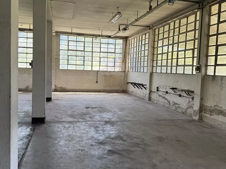 Immagine 2 di Magazzino in affitto  a Arona