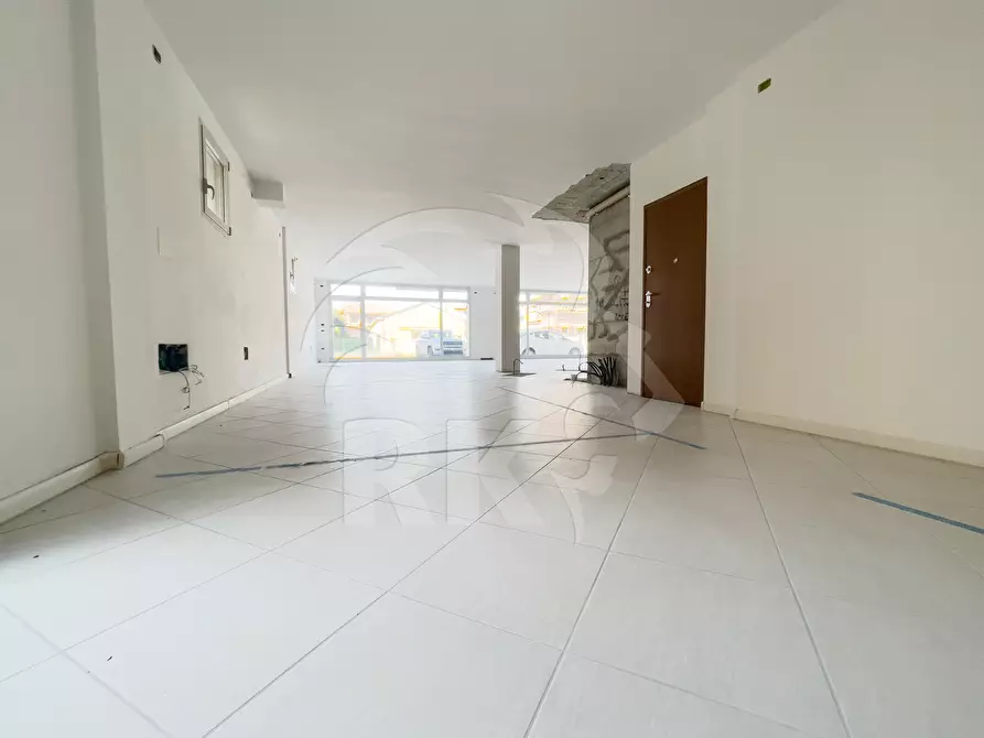 Immagine 8 di Locale commerciale in vendita  in Viale Cinque Martiri 12 a Mirandola