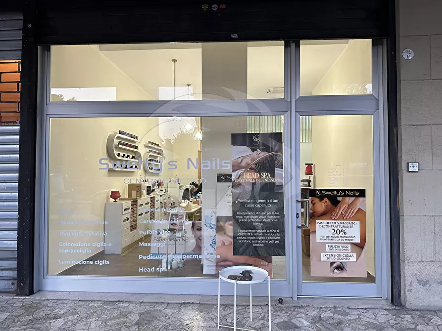 Immagine 10 di Locale commerciale in affitto  in Via Riva di Reno 56 a Bologna