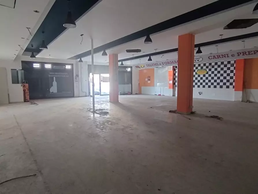 Immagine 13 di Locale commerciale in affitto  a Siracusa