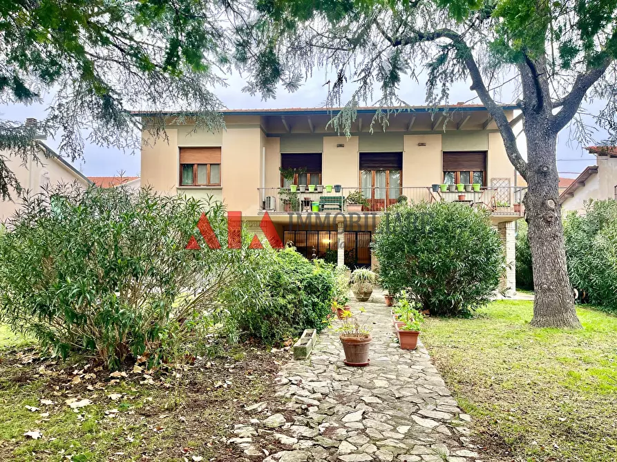 Immagine 1 di Villa in vendita  in Via XXV Aprile a Calcinaia