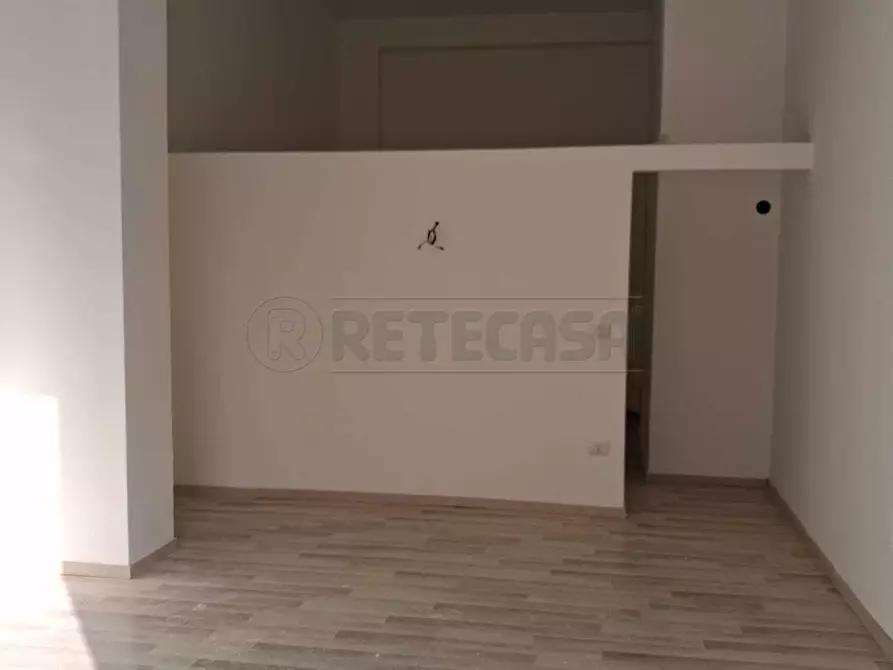 Immagine 5 di Locale commerciale in vendita  in Via Nicola Antonio Mantenga 13 a Salerno