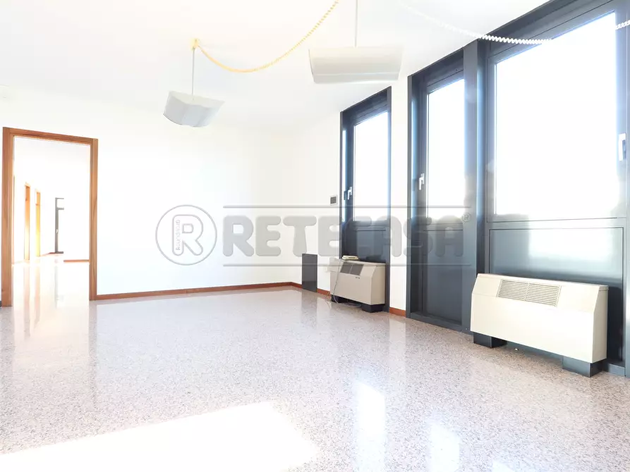 Immagine 37 di Ufficio in affitto  in Via Aldo Moro 10 a Vicenza