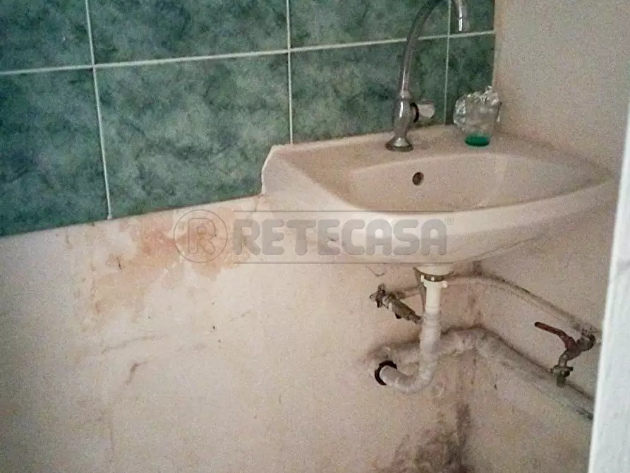 Immagine 10 di Locale commerciale in vendita  in Via Ernesto Cianciolo 74 a Messina