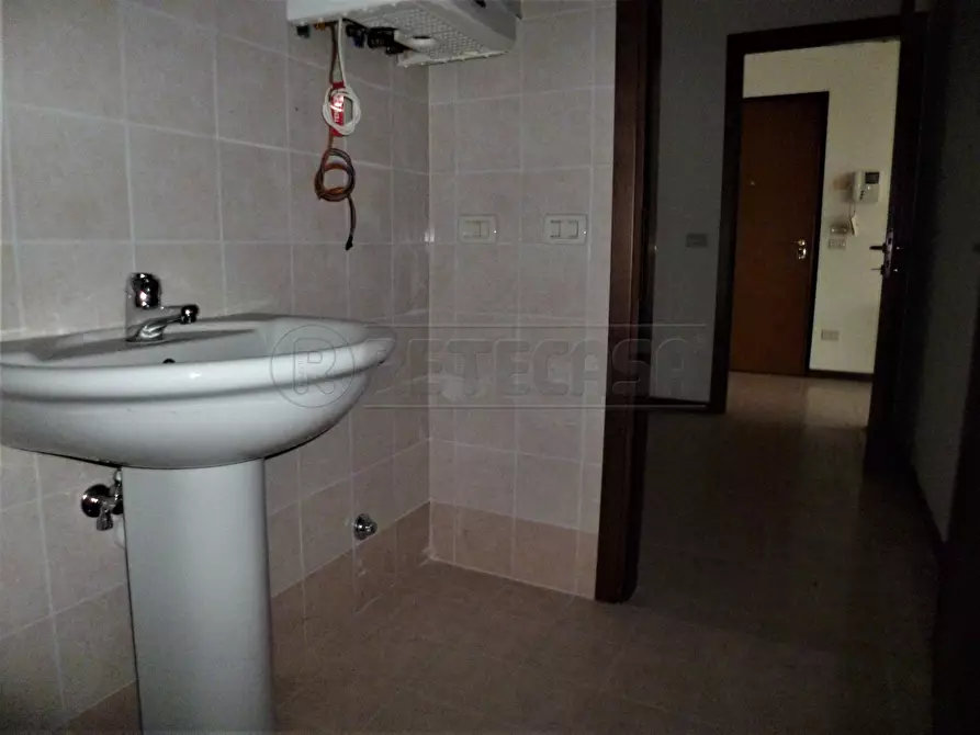 Immagine 12 di Locale commerciale in vendita  a Zermeghedo