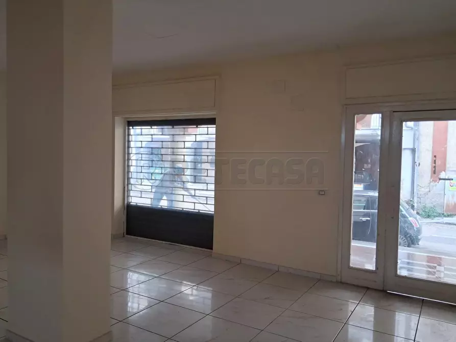 Immagine 1 di Locale commerciale in affitto  in Via Guglielmo Marconi a Marcianise