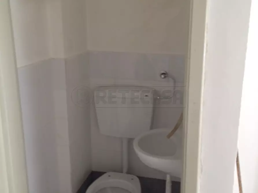 Immagine 7 di Locale commerciale in vendita  in Via Irno 141 a Salerno