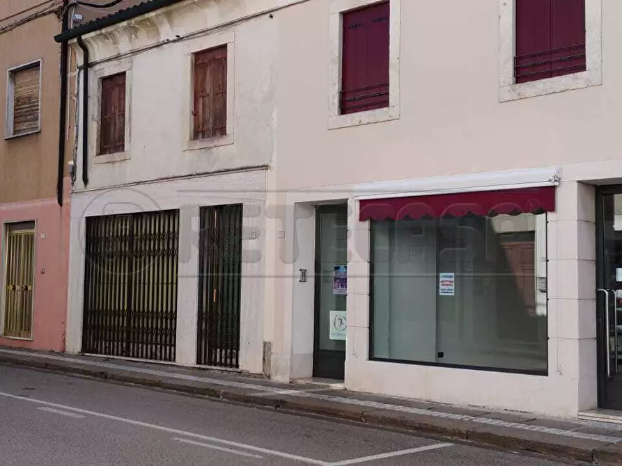 Immagine 1 di Locale commerciale in affitto  a Montebello Vicentino
