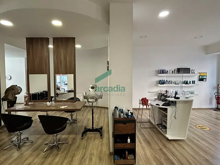 Immagine 14 di Locale commerciale in vendita  in Via Luigi Ricchioni 17 a Bari
