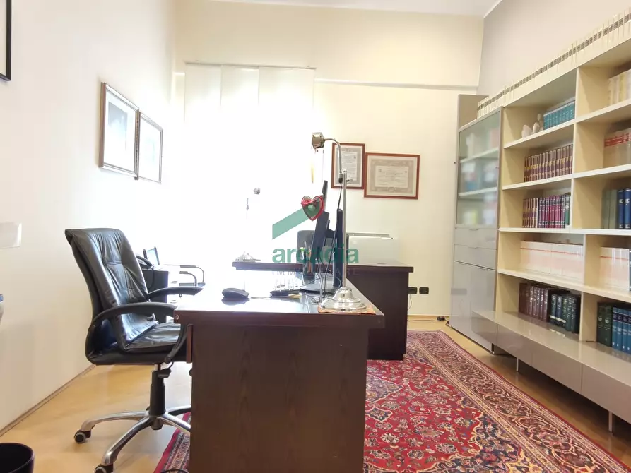 Immagine 2 di Ufficio in vendita  in Via Papa Giovanni Paolo I' 10/E a Bari