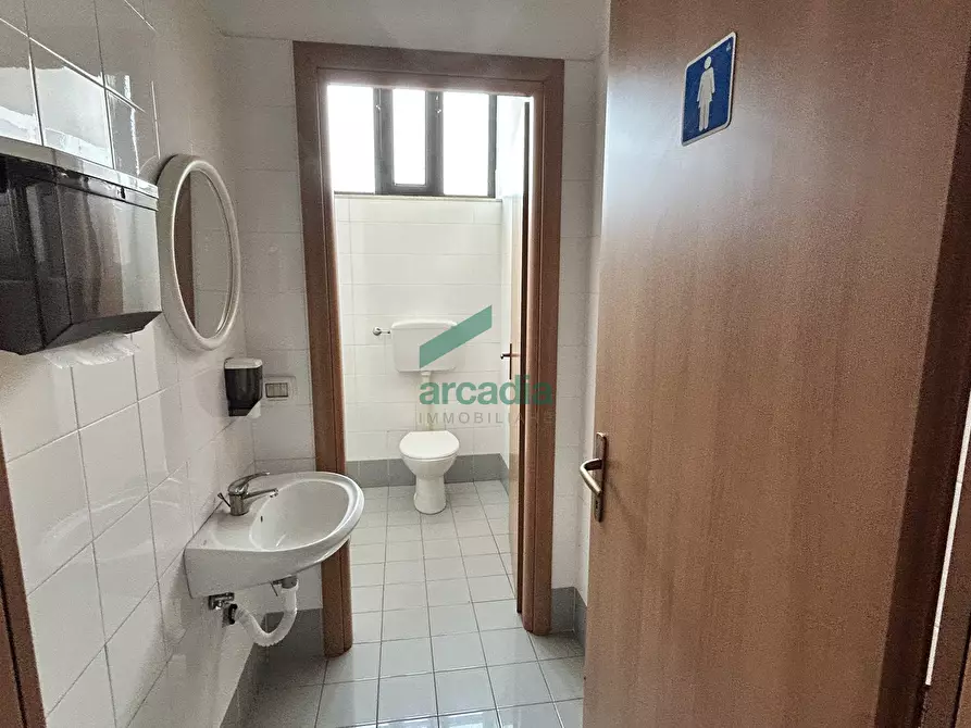 Immagine 12 di Locale commerciale in vendita  in Via Giovanni Amendola 205 a Bari