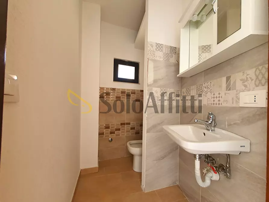 Immagine 8 di Locale commerciale in affitto  in Viale degli Angioini 101 a Catanzaro