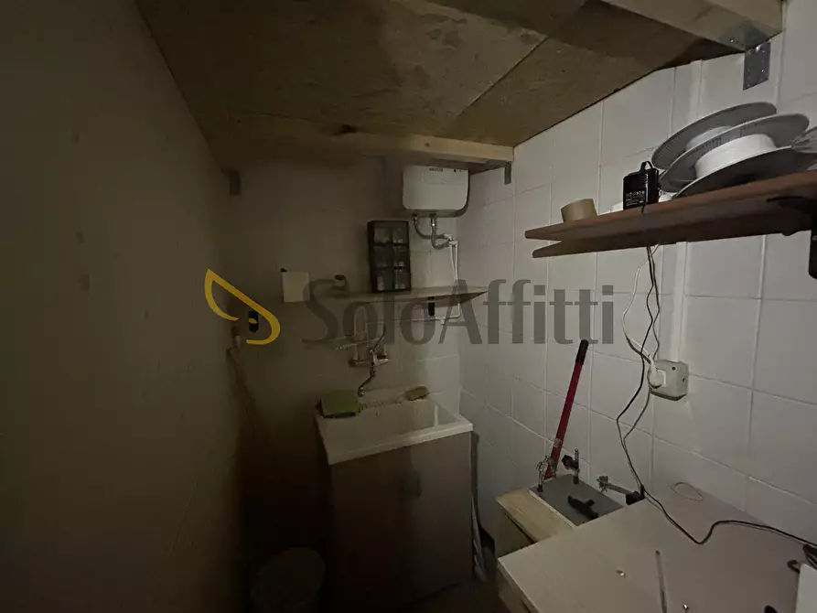 Immagine 10 di Locale commerciale in affitto  a Torino