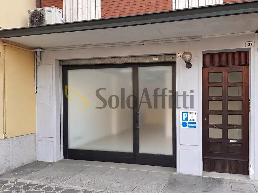 Immagine 1 di Locale commerciale in affitto  in Viale Nicolò Biondo 37 a Carpi