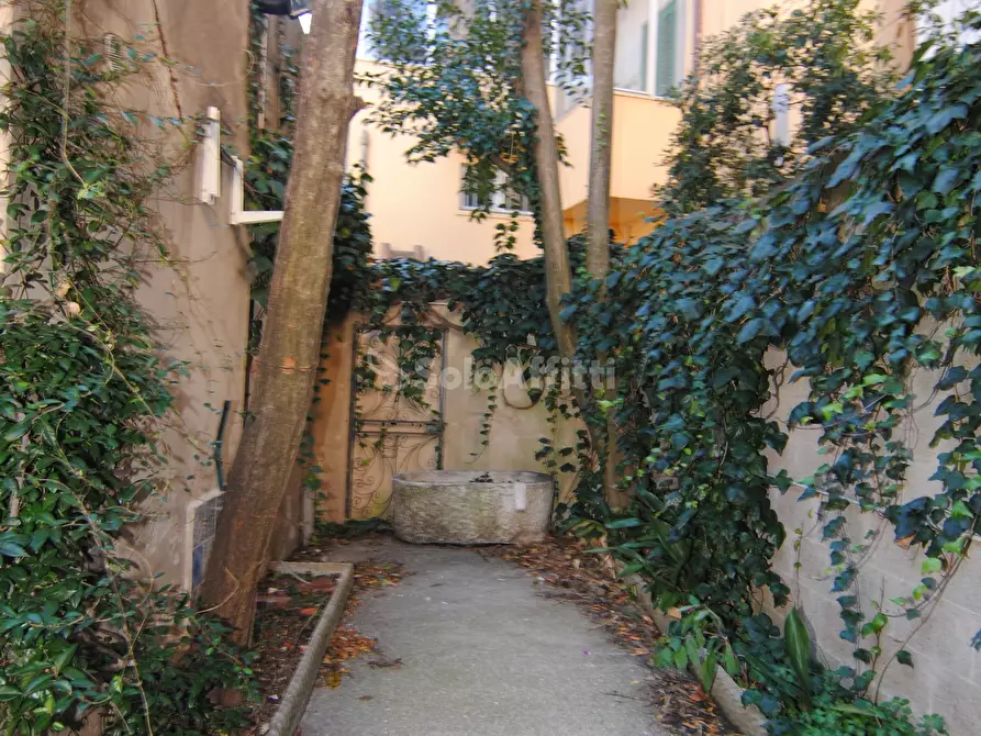 Immagine 9 di Locale commerciale in affitto  a Livorno