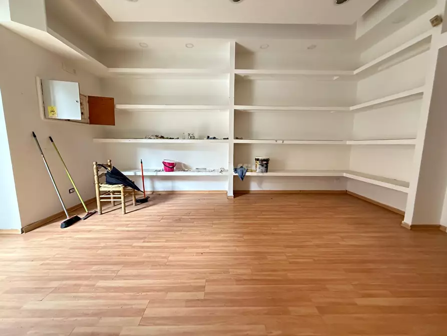 Immagine 7 di Locale commerciale in affitto  in Via Giulio Antonio Acquaviva 226 a Caserta