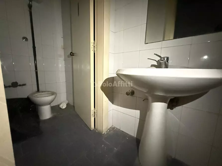 Immagine 14 di Locale commerciale in affitto  in Via Giulio Antonio Acquaviva 36a a Caserta