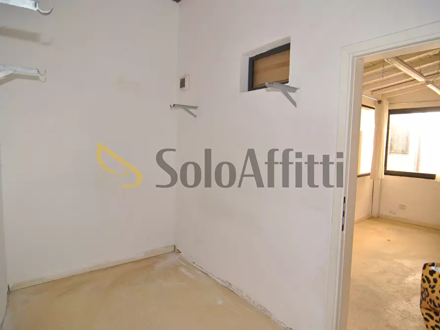 Immagine 16 di Locale commerciale in affitto  in Piazza Attias 2 a Livorno