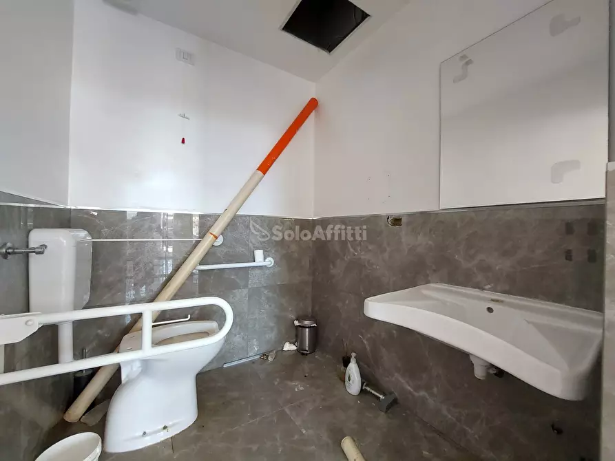 Immagine 13 di Locale commerciale in affitto  in Viale della Pesca a Fiumicino