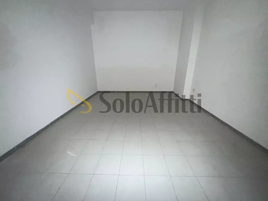 Immagine 20 di Locale commerciale in affitto  in via Colombo 24 a Caserta