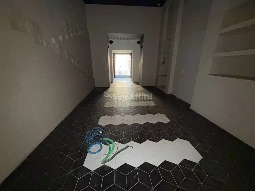 Immagine 12 di Locale commerciale in affitto  a Caserta
