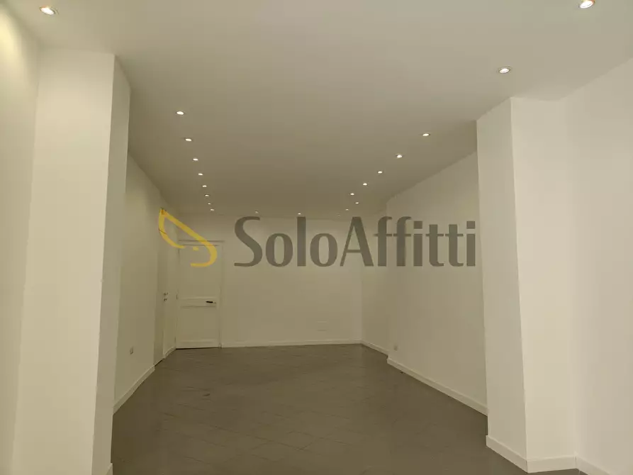 Immagine 6 di Locale commerciale in affitto  in Via Camillo Benso Cavour 1B a Busto Arsizio