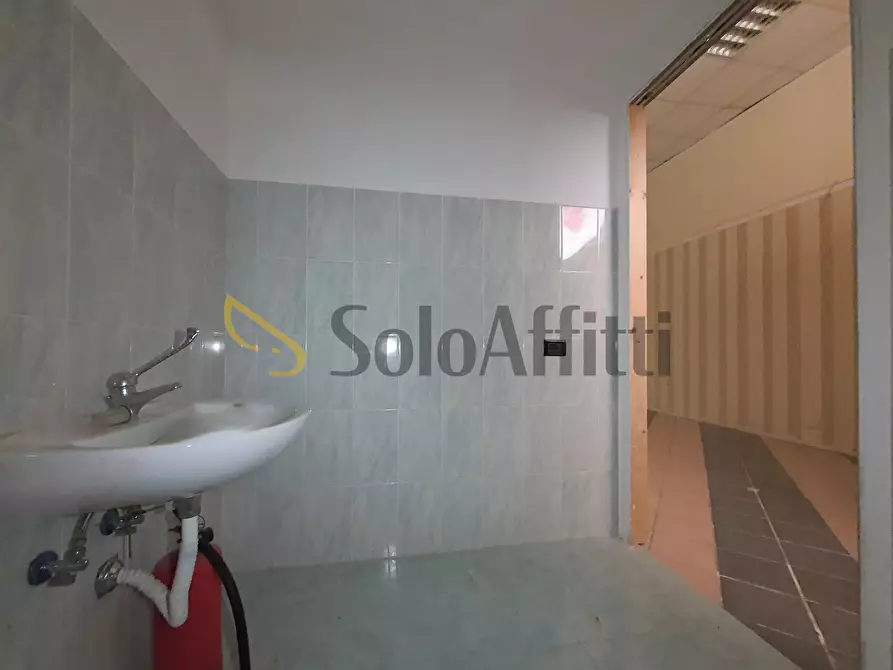 Immagine 6 di Locale commerciale in affitto  in Viale Magna Grecia 188 a Catanzaro