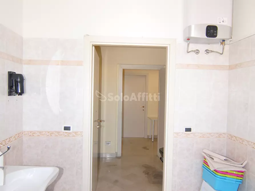 Immagine 12 di Ufficio in affitto  a Livorno