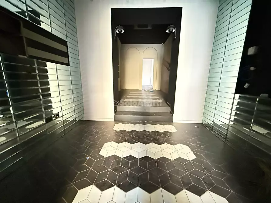 Immagine 5 di Locale commerciale in affitto  a Caserta