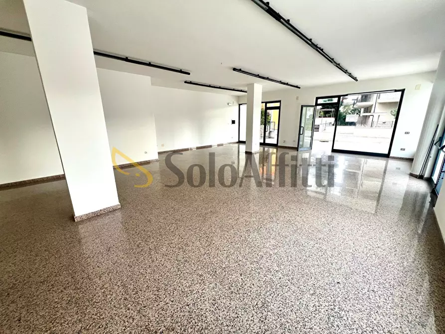 Immagine 1 di Locale commerciale in affitto  in Via Malta 4 a Alba Adriatica