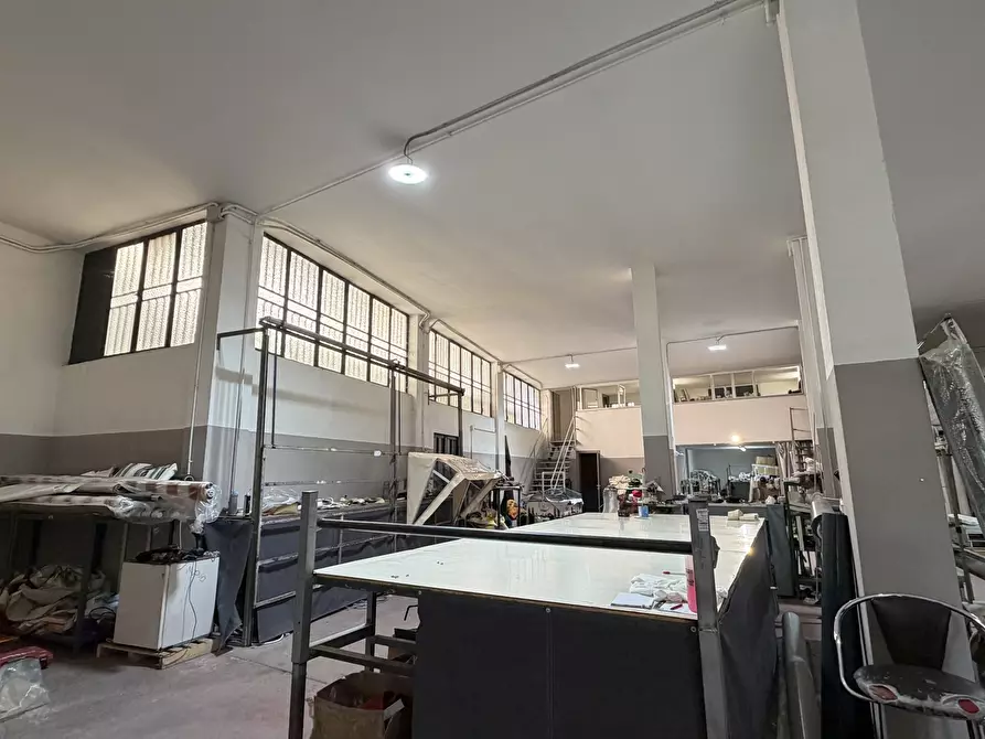 Immagine 8 di Magazzino in vendita  a Catania