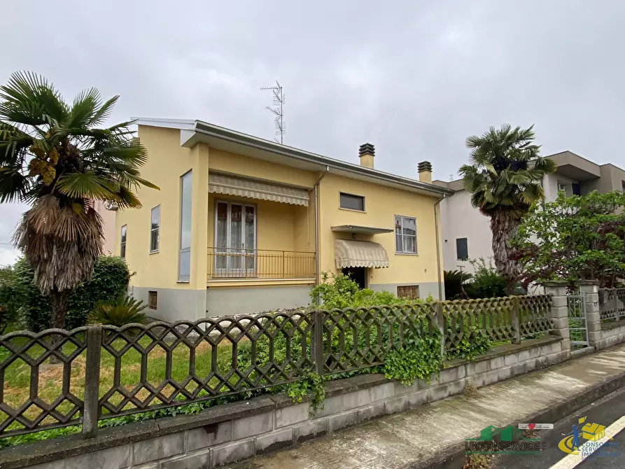 Immagine 1 di Villa in vendita  in Via Piave 1 a Noceto