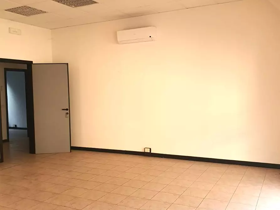 Immagine 11 di Ufficio in affitto  in Via Emilia Est 210 a Parma
