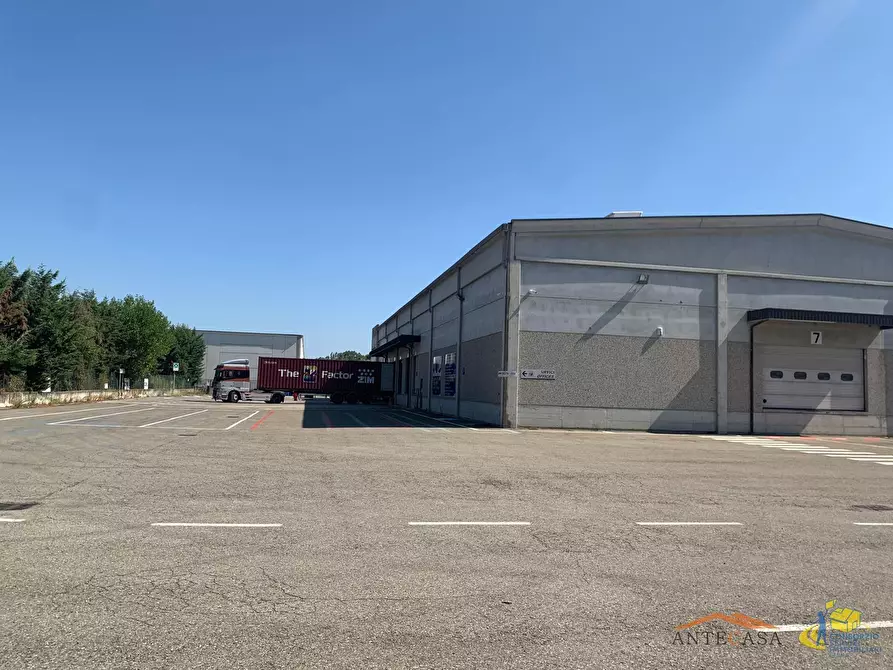 Immagine 2 di Attività artigianale in vendita  in Via Londra a Fontevivo